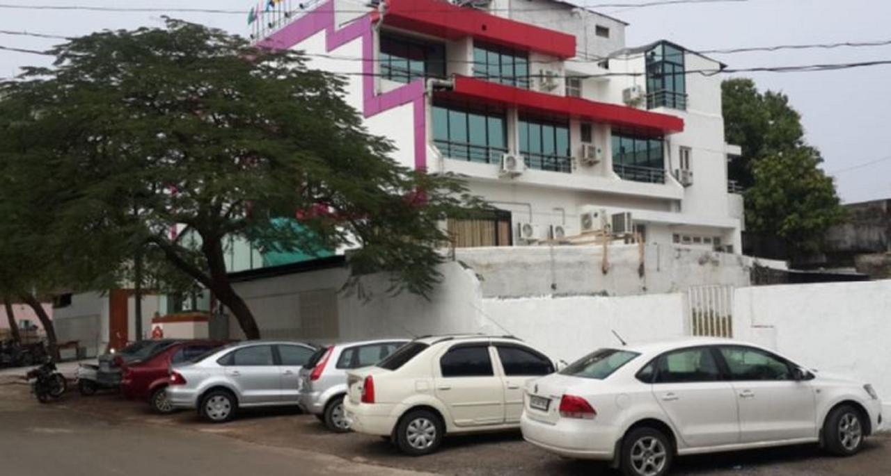 Hotel Manohar Mahal Jalgaon Exterior foto